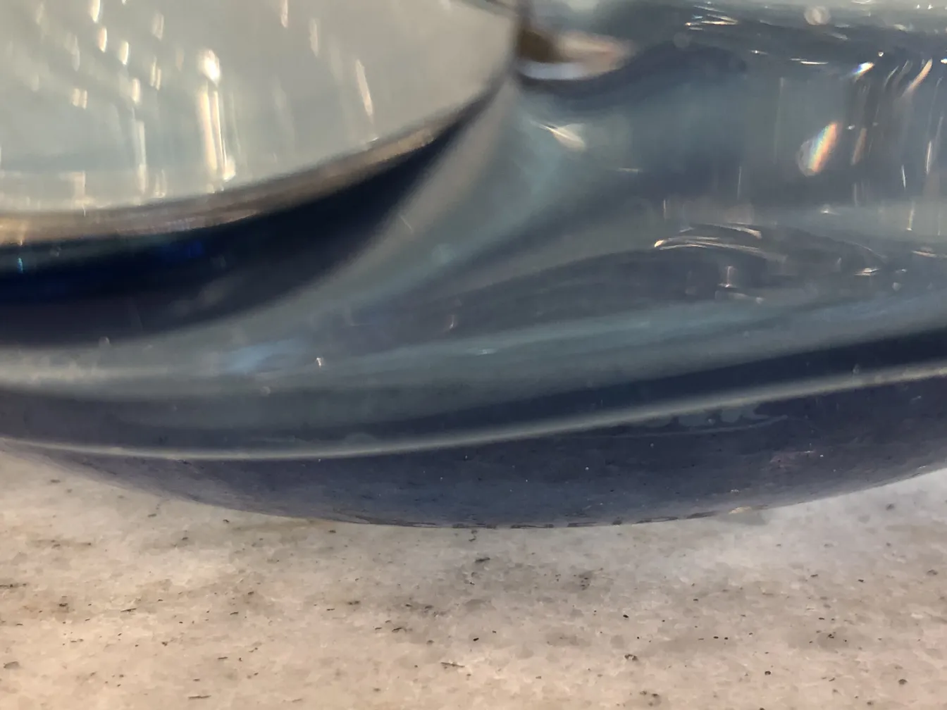 Vidro assinado Schneider com design azul em fundo claro, antigo.