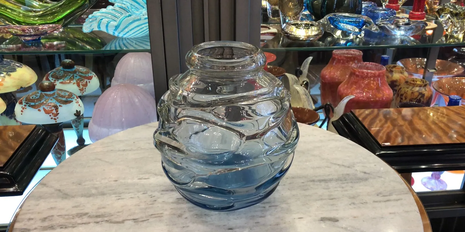 Verre ancien signé par Schneider avec un design distinctif, exposé dans un cadre élégant.