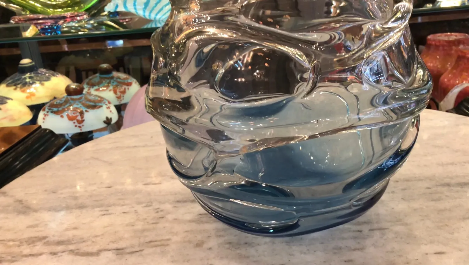 verre ancien signé par schneider, détails en couleur claire, ambiance élégante.