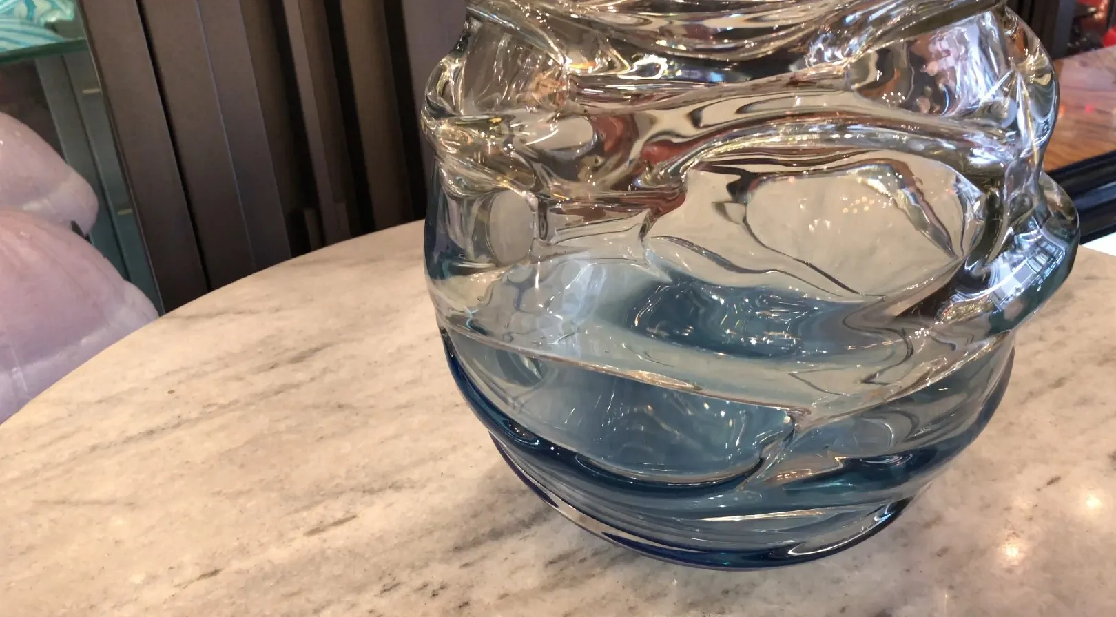 Verre ancien signé par Schneider, avec des formes fluides et élégantes.