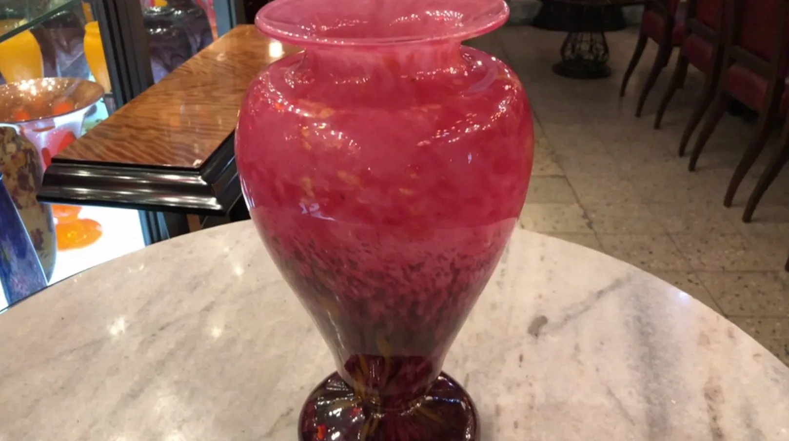 Hermosa antigua pieza de vidrio firmado Schneider en tonos rosados y un diseño elegante.