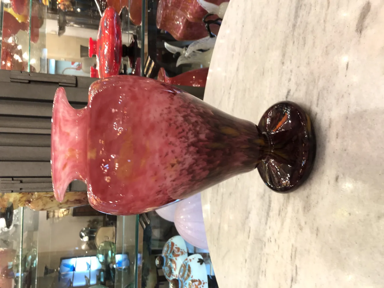 Antico vaso in vetro firmato con tonalità di rosa.