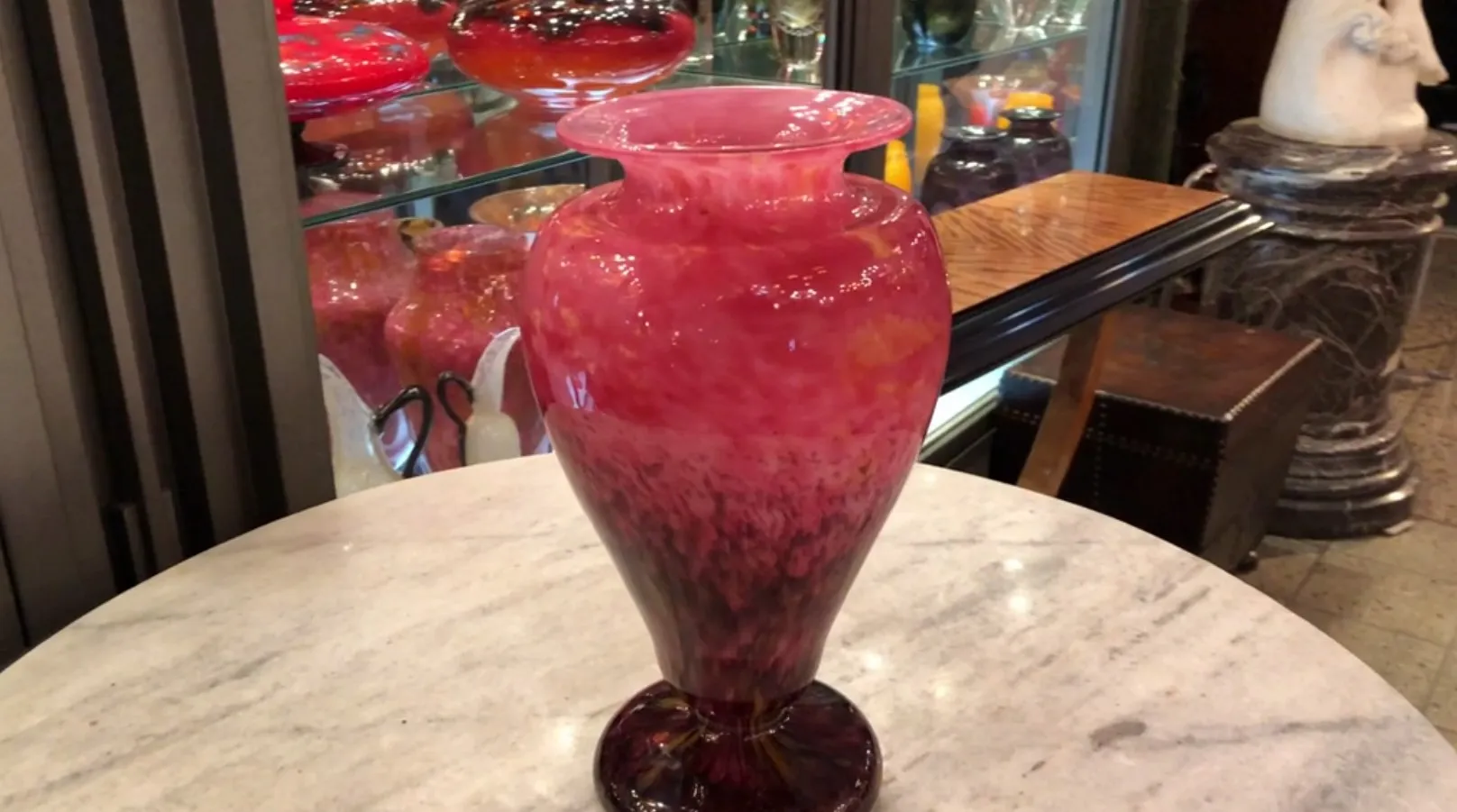 beeindruckendes signiertes glas von schneider in rosa- und lilatönen mit dekorativen details