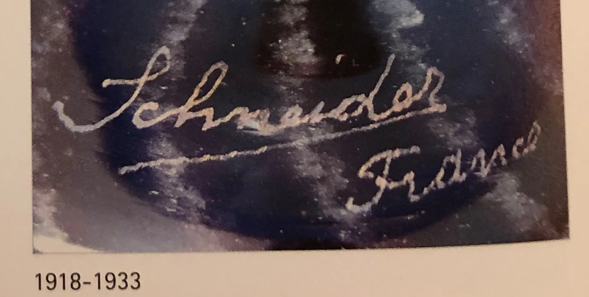 زجاج قديم موقّع من شنييدر مع خلفية داكنة