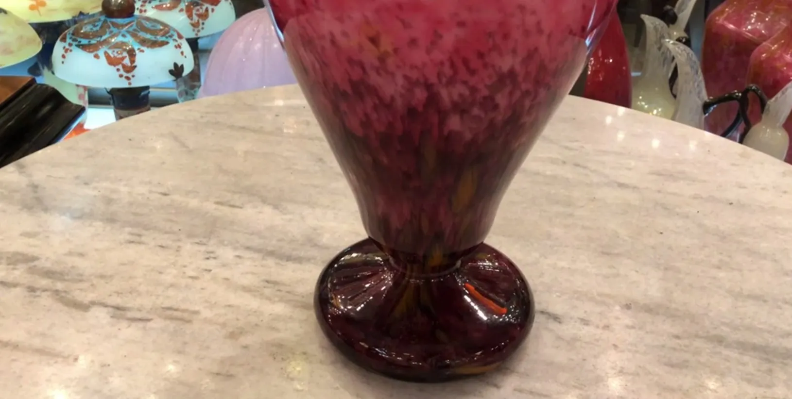 Verre ancien signé par Schneider en rouge avec une base