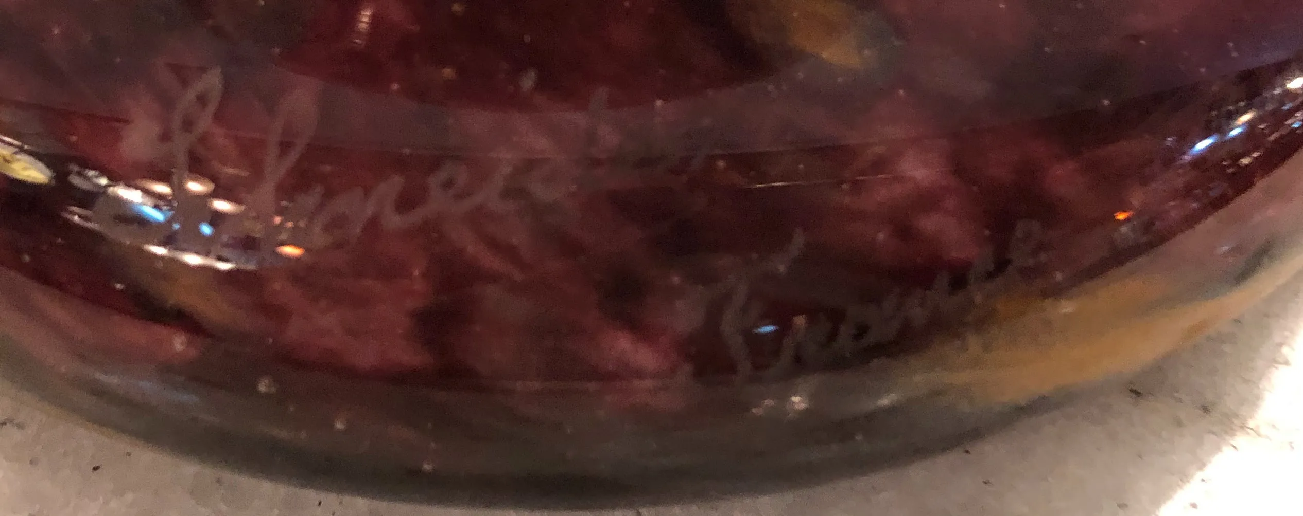 Altes Glas mit Schneider-Unterschrift in einer Antiquitätenumgebung.