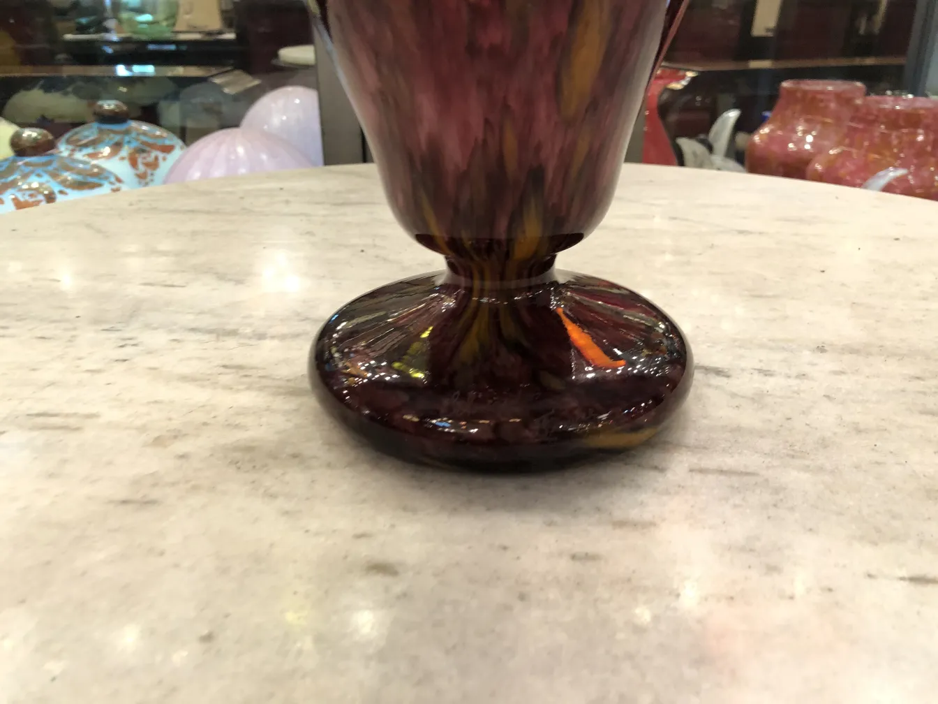 Verre signé par Schneider, style français ancien, base ronde, couleurs vives et forme élégante.