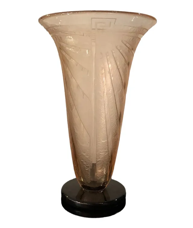 Verre signé avec base noire, design de lignes