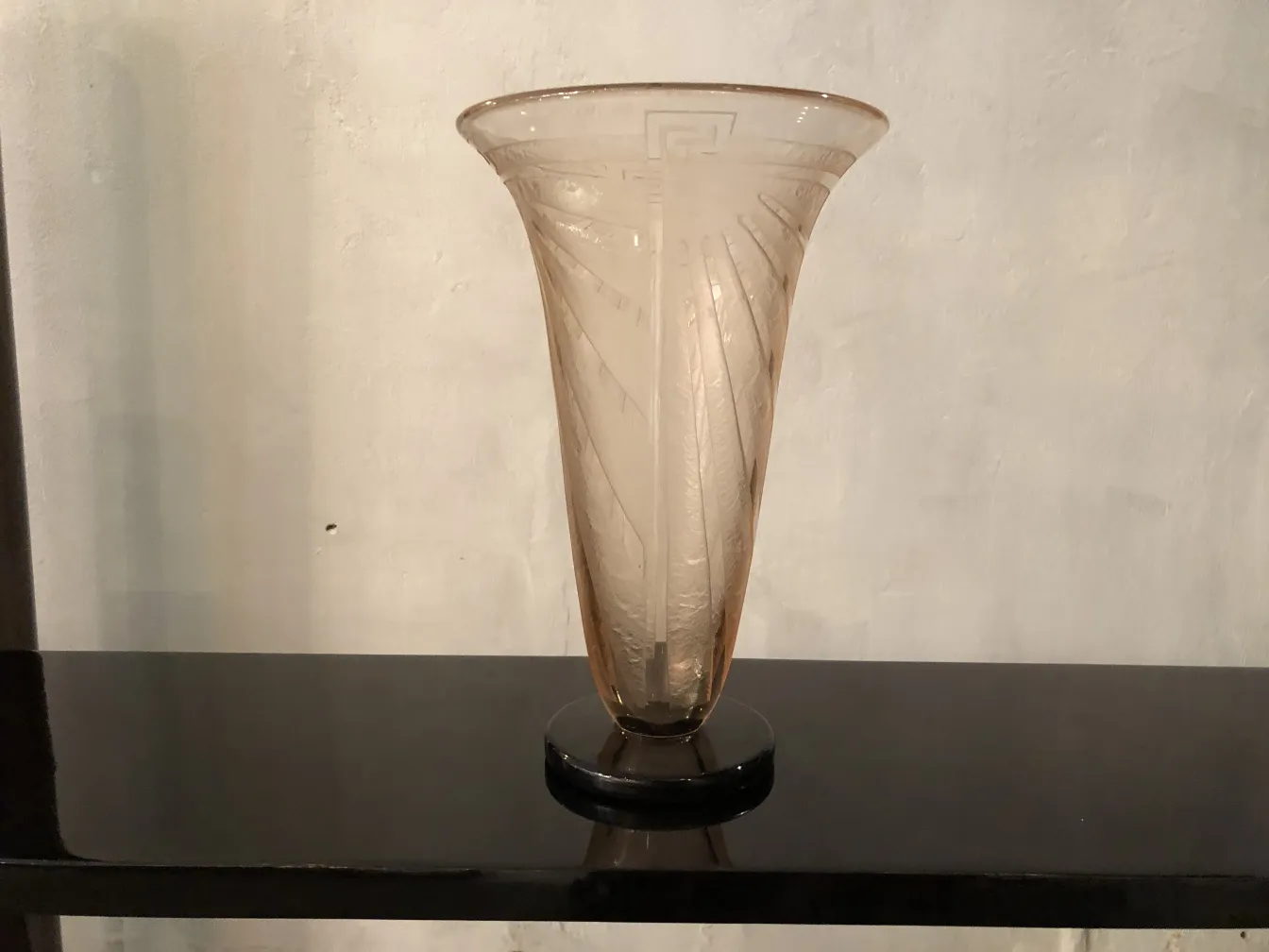 vidrio decorativo firmado por schneider, con diseño elegante