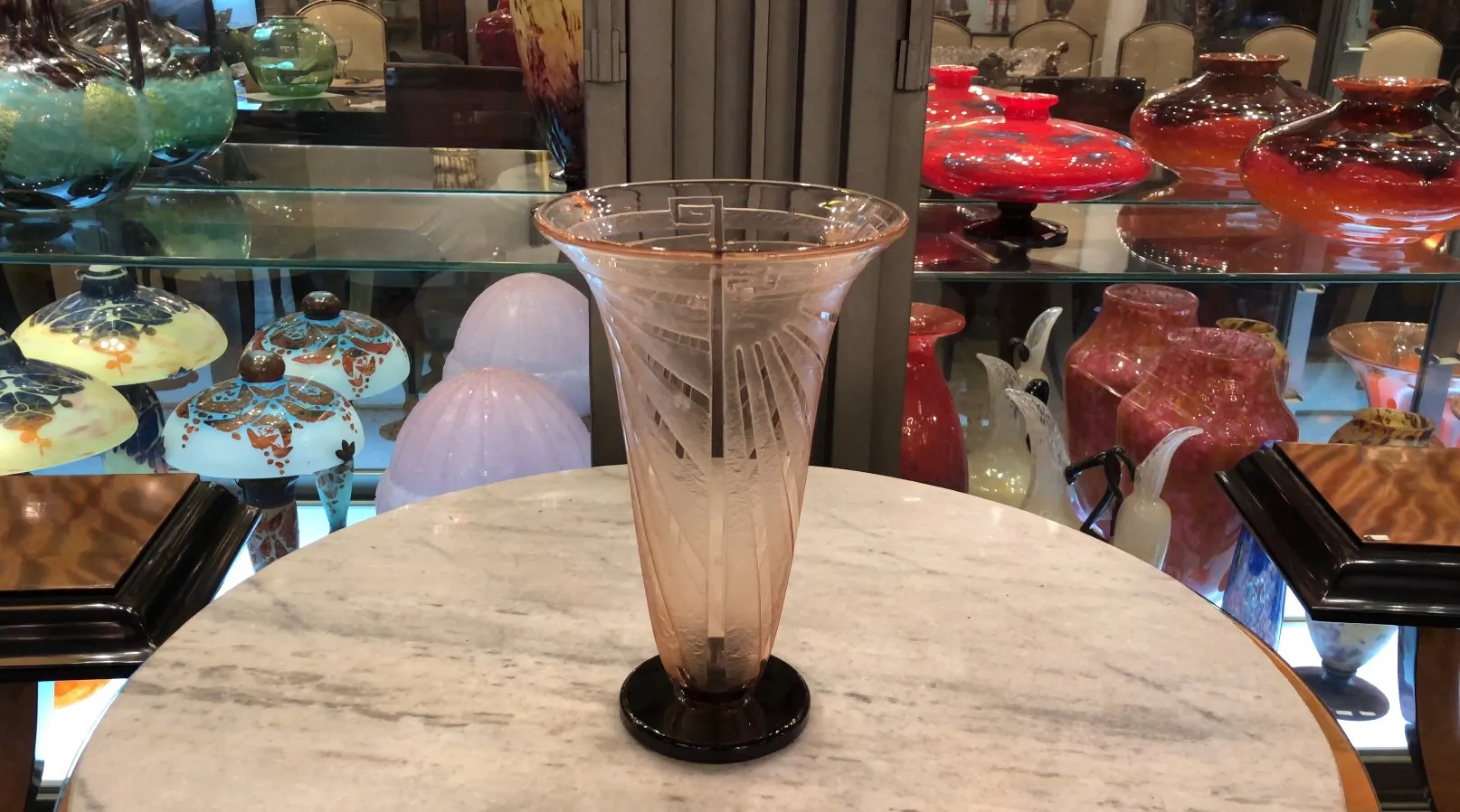 Vaso in vetro antico con design decorativo di Schneider in un ambiente vintage.