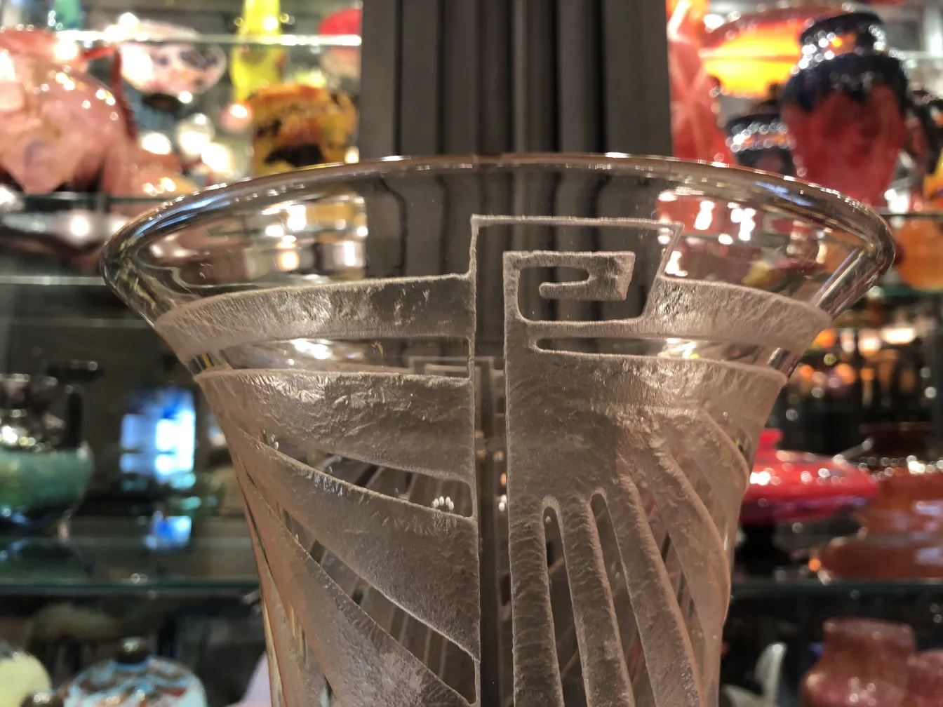 Verre ancien avec design unique de Schneider dans un cadre décoratif.