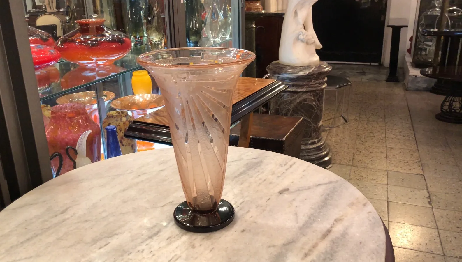 Verre signé Schneider dans un cadre antique