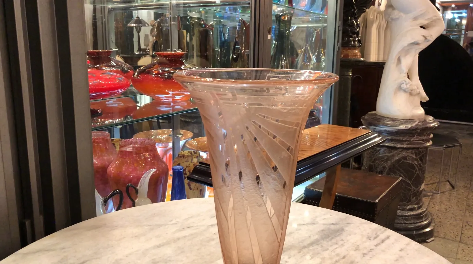 signiertes Glas von schneider mit einzigartigem Muster