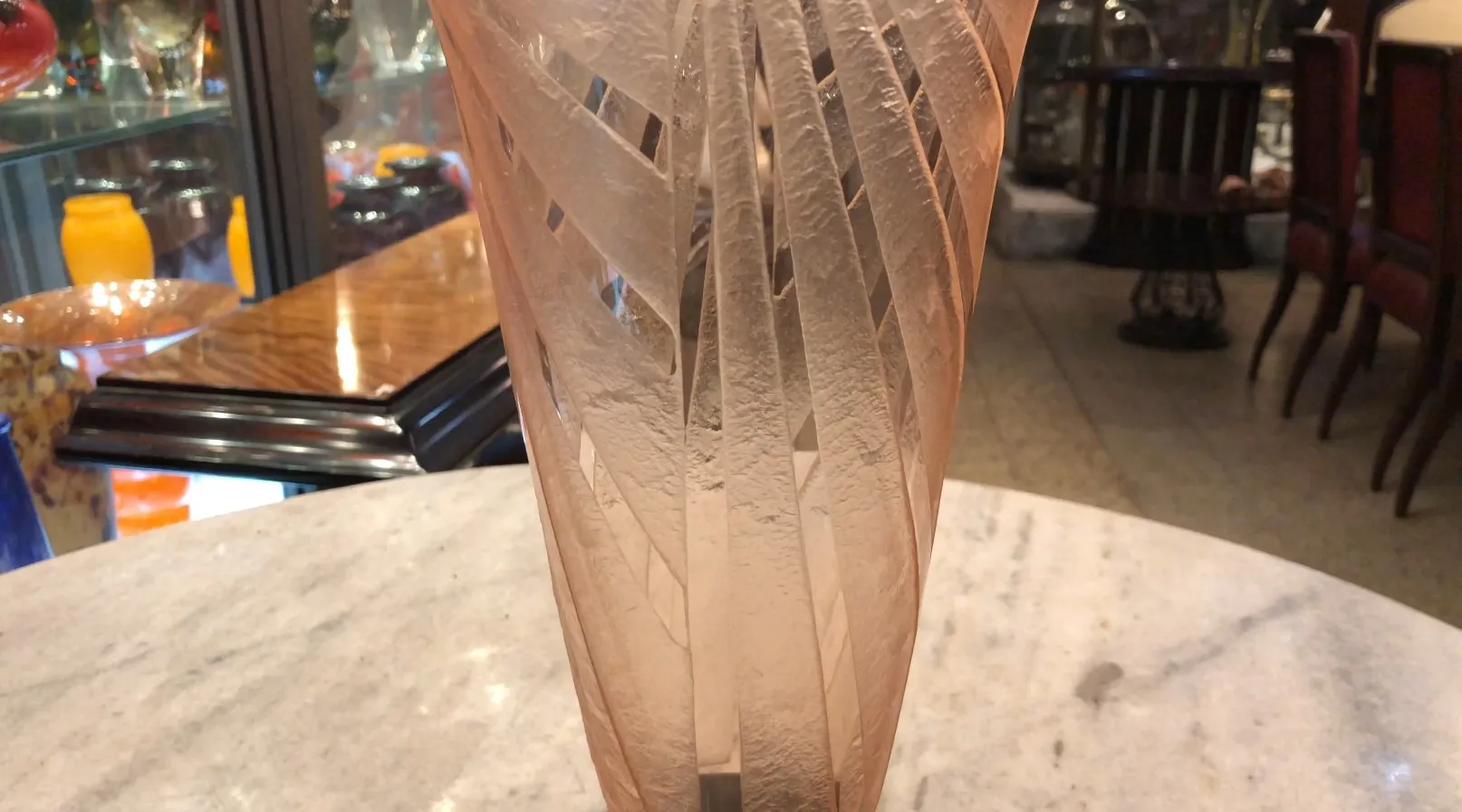 verre antique avec design strié et signature