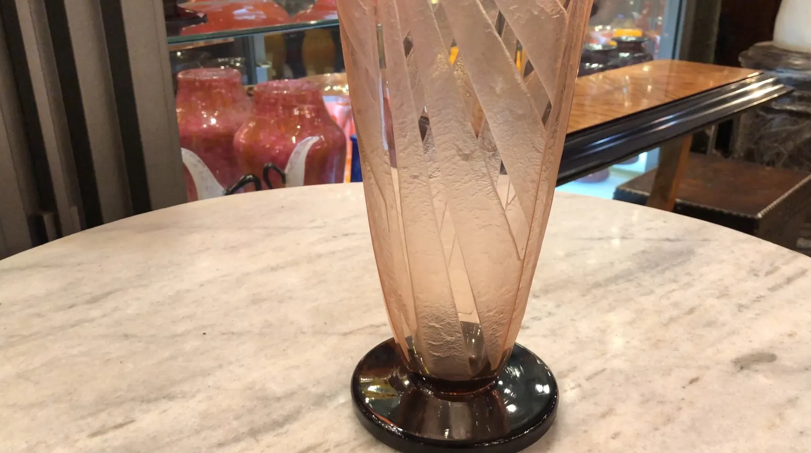 Antikes signiertes Glas mit dekorativen diamantförmigen Details, Teil eines eleganten Ambientes