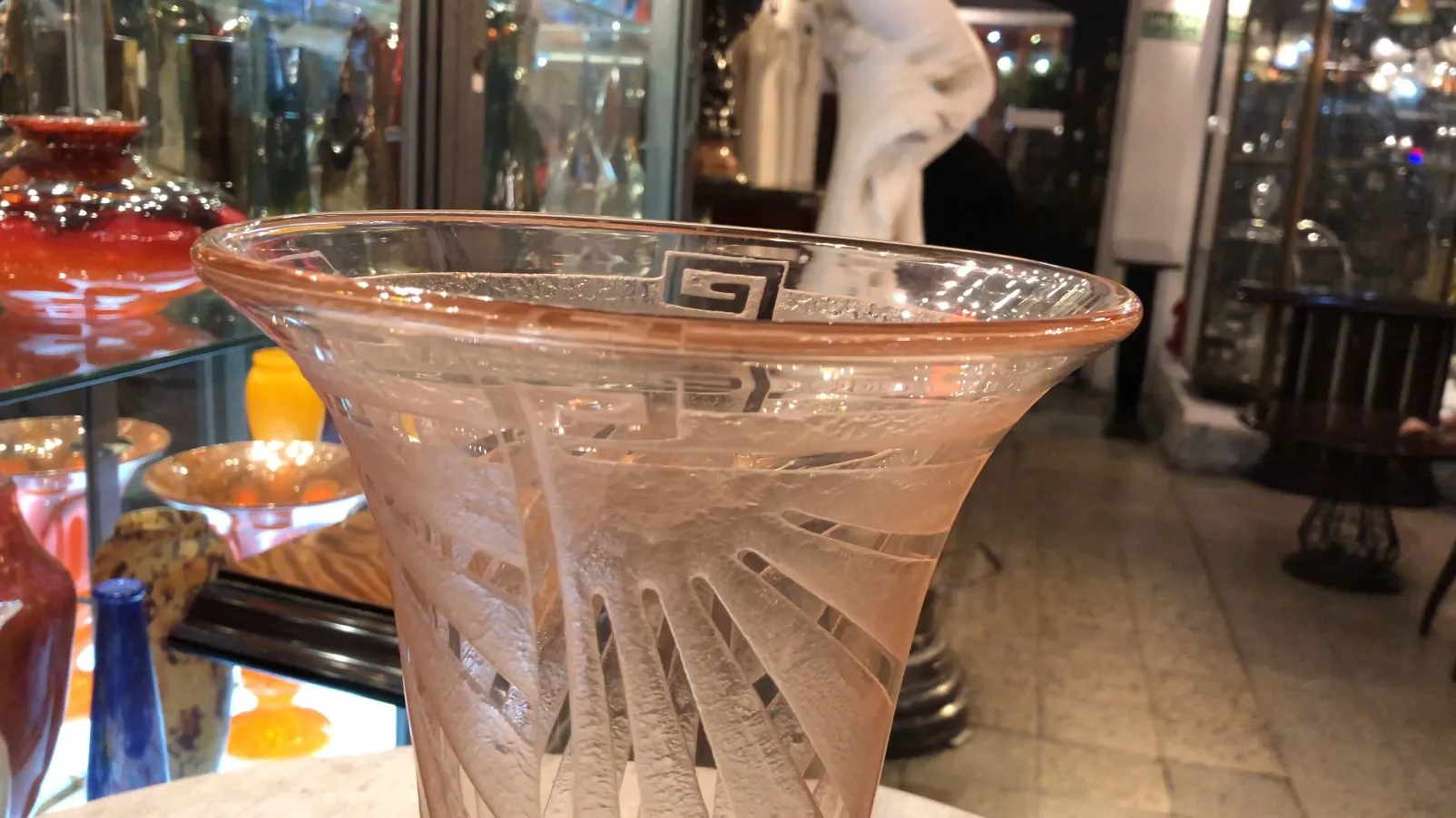 antike glas vase mit signatur, bunter hintergrund von objekten