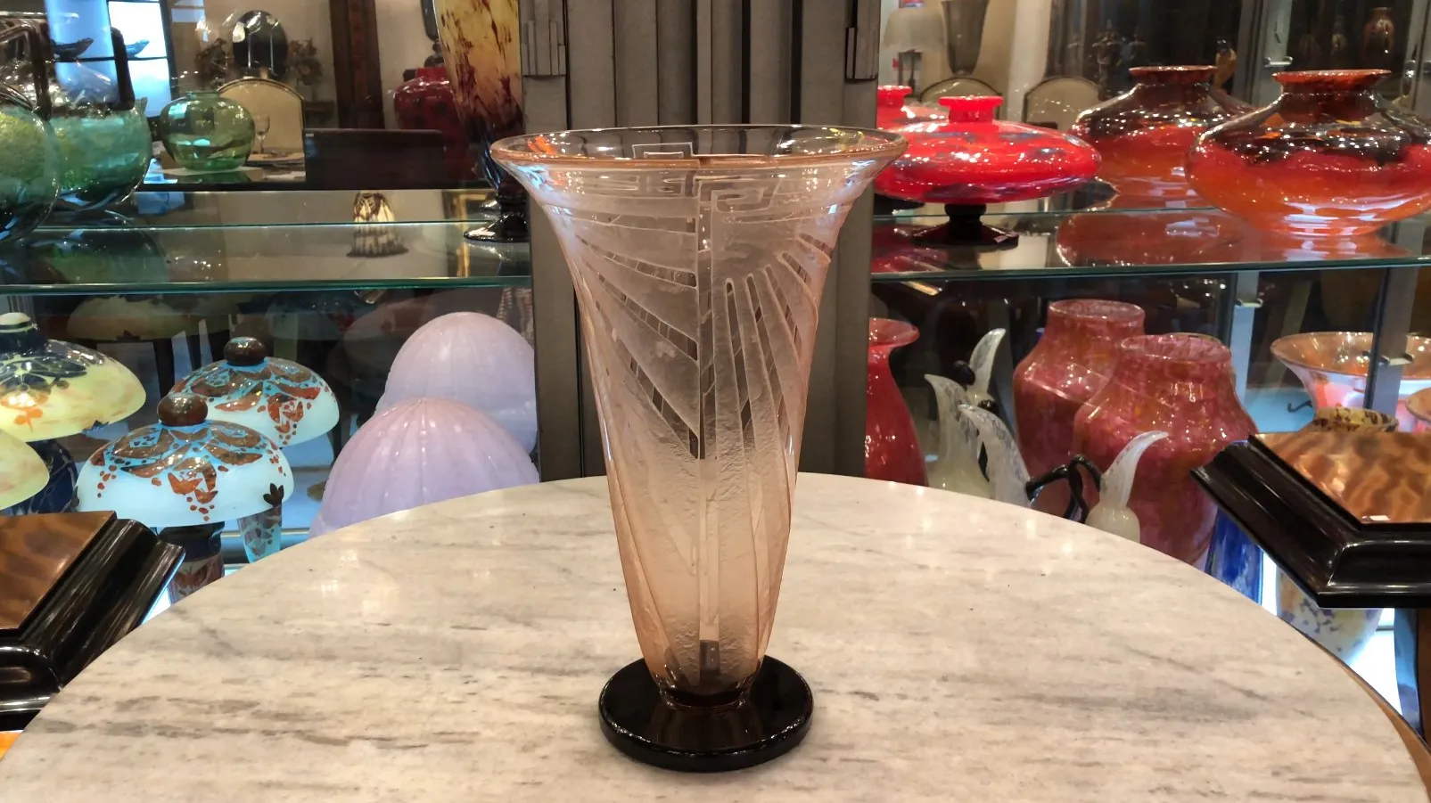 Vetro antico firmato di Schneider con dettagli decorativi