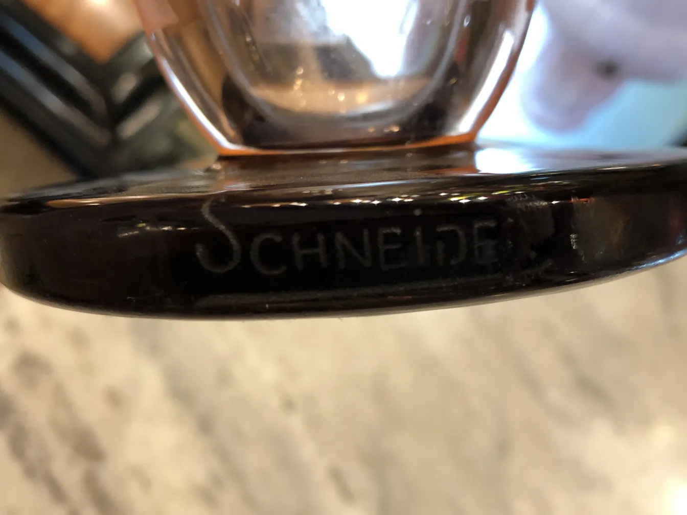 Verre ancien signé Schneider en dessous.