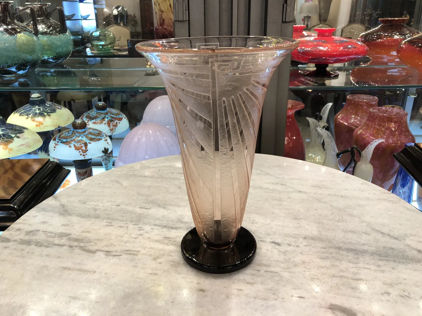 alto vaso in vetro con motivo intricato, firmato da schneider, in un ambiente antico