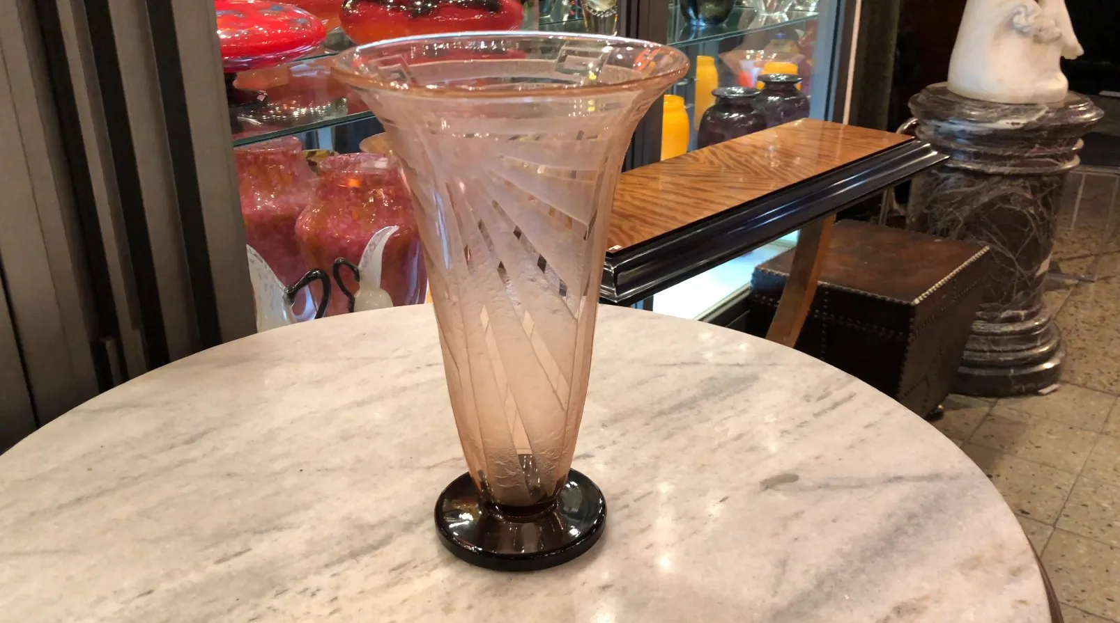 verre ancien avec design torsadé signé par Schneider, style français