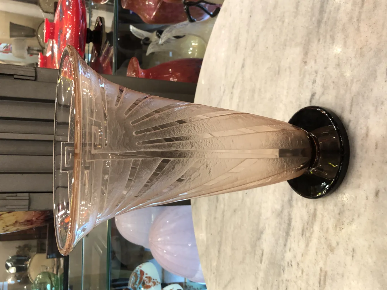 verre signé avec motif géométrique, base noire, ancien