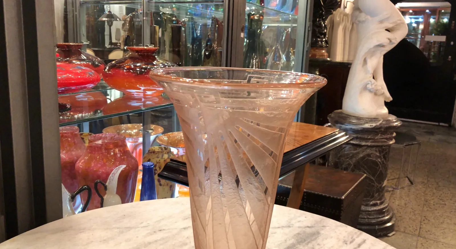 vidrio antiguo con diseño distintivo y firma de Schneider.