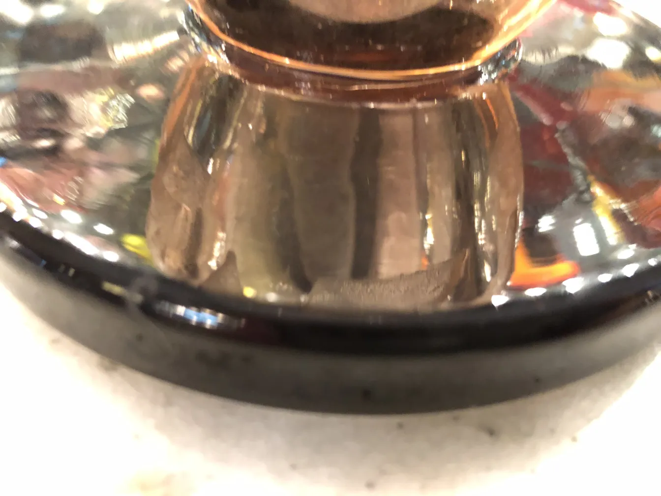 施耐德的古董签名玻璃，光泽反射，背景色彩丰富。