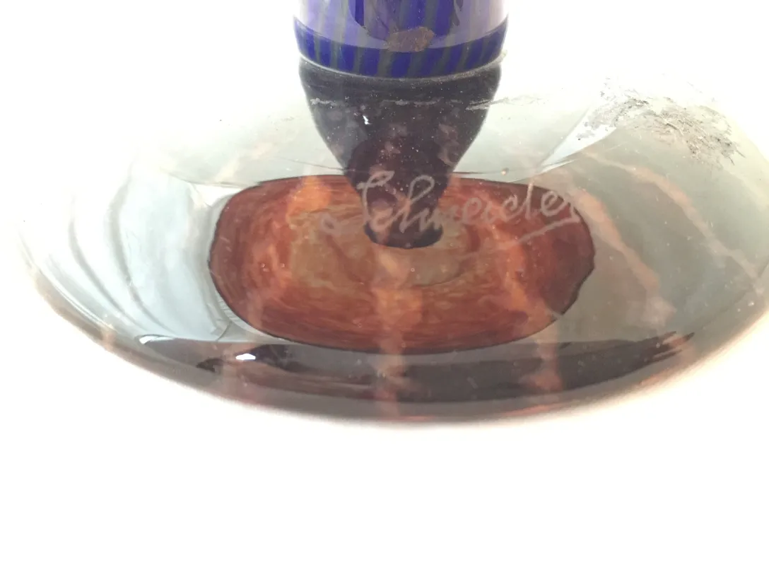 签名玻璃由施耐德制作，带有棕色色调和古董设计。