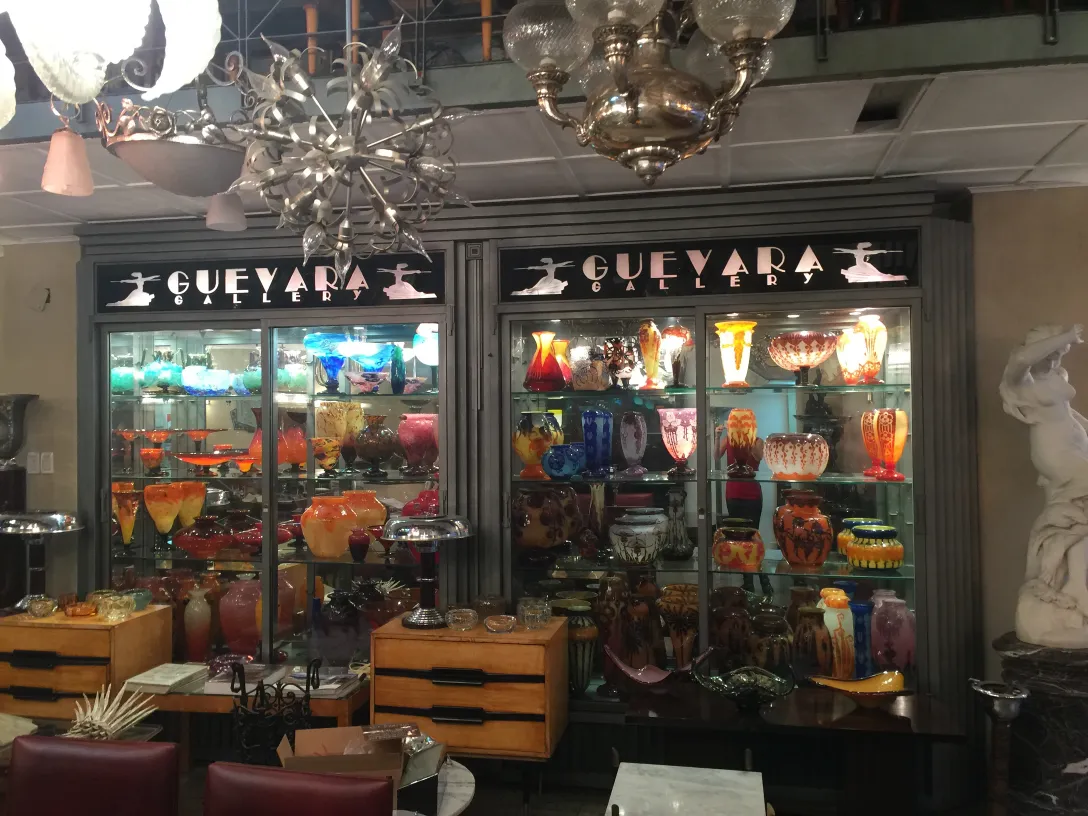 施耐德的古董签名玻璃在画廊环境中