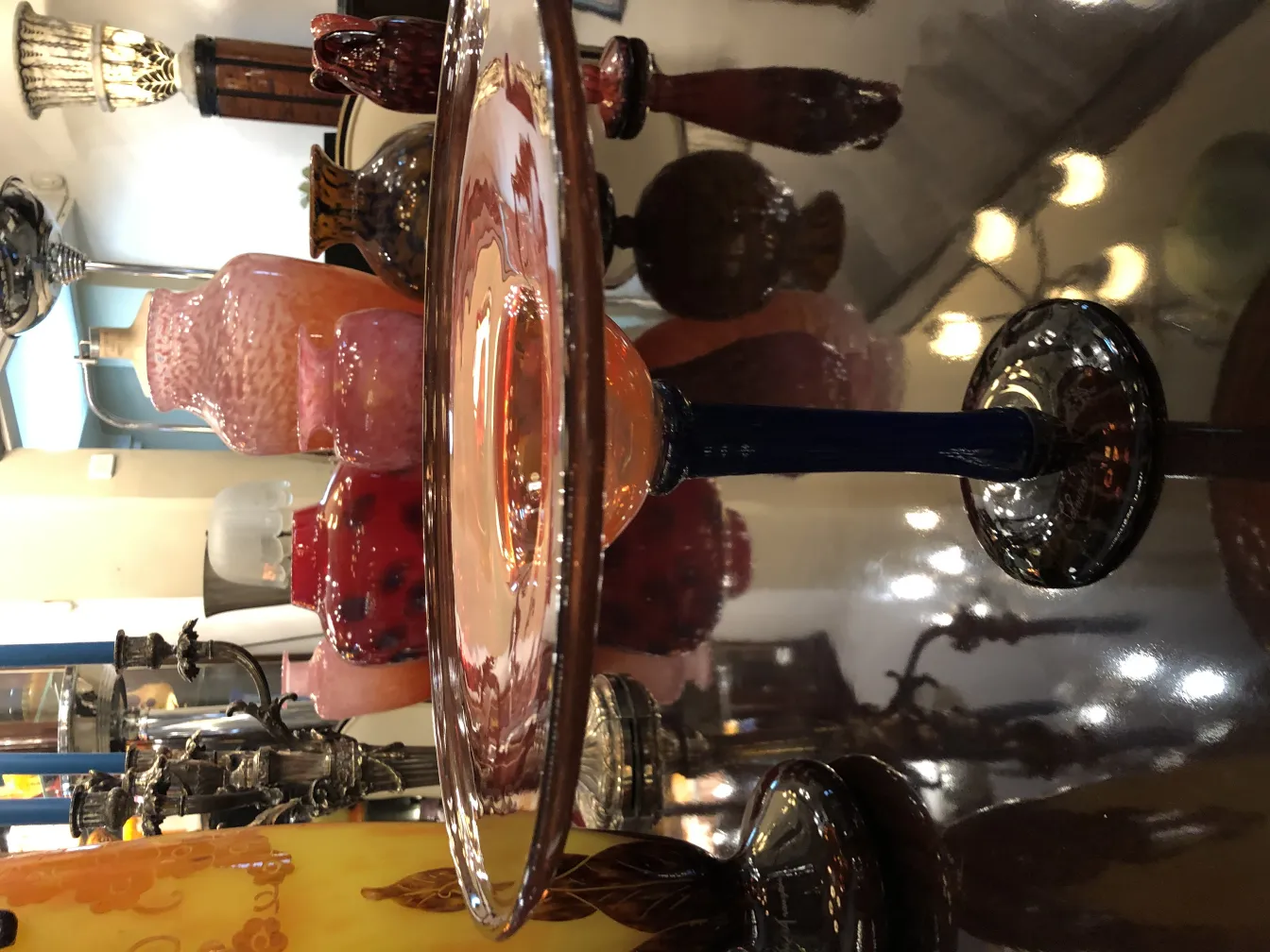 vidro assinado com base azul e decoração antiga