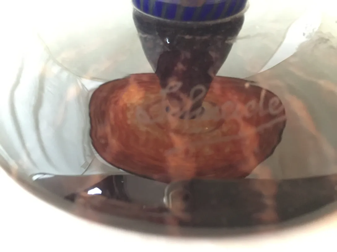 Античное подписанное стекло Schneider, янтарного цвета на светлом фоне