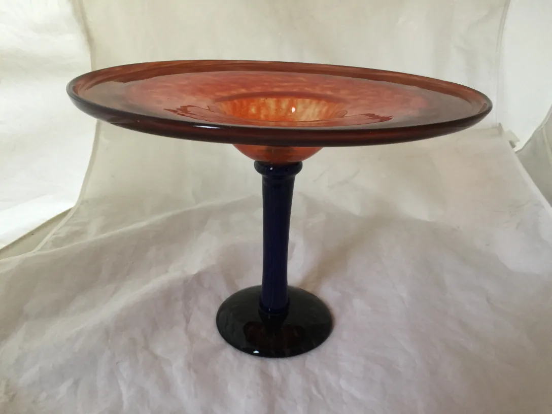 Antigua copa de vidrio firmado Schneider con base de color negro y detalles en color ámbar.