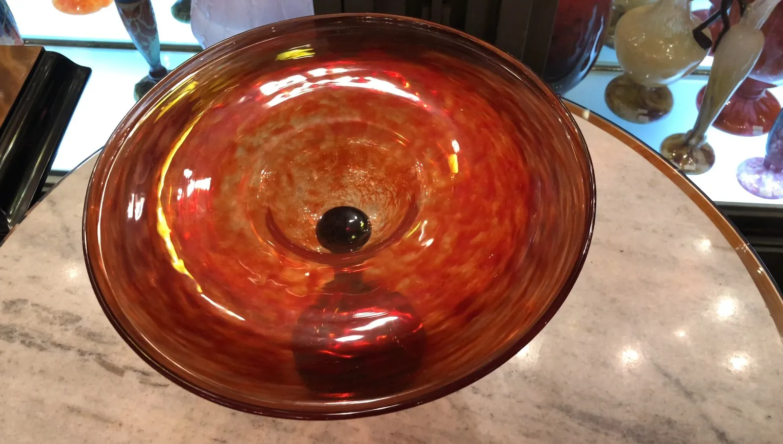 verre signé avec un design coloré et forme circulaire