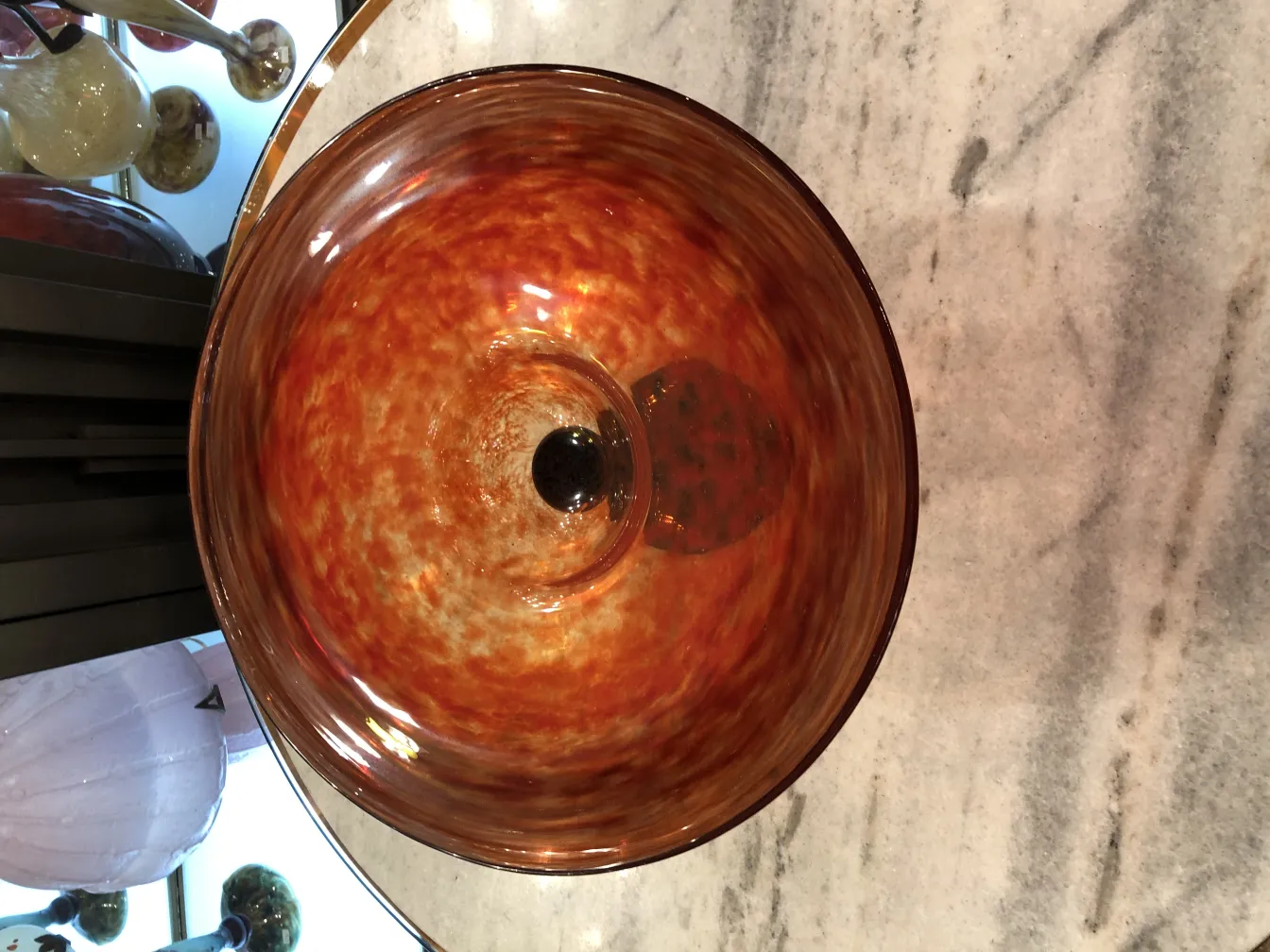 प्राचीन हस्ताक्षरित कांच जिसमें गर्म रंग होते हैं