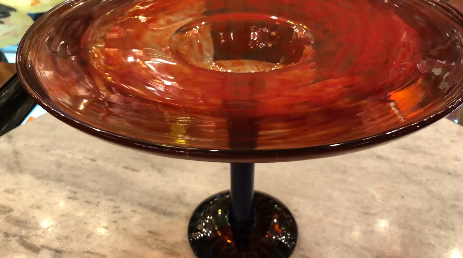 Verre signé Schneider avec couleur rouge intense et forme décorative