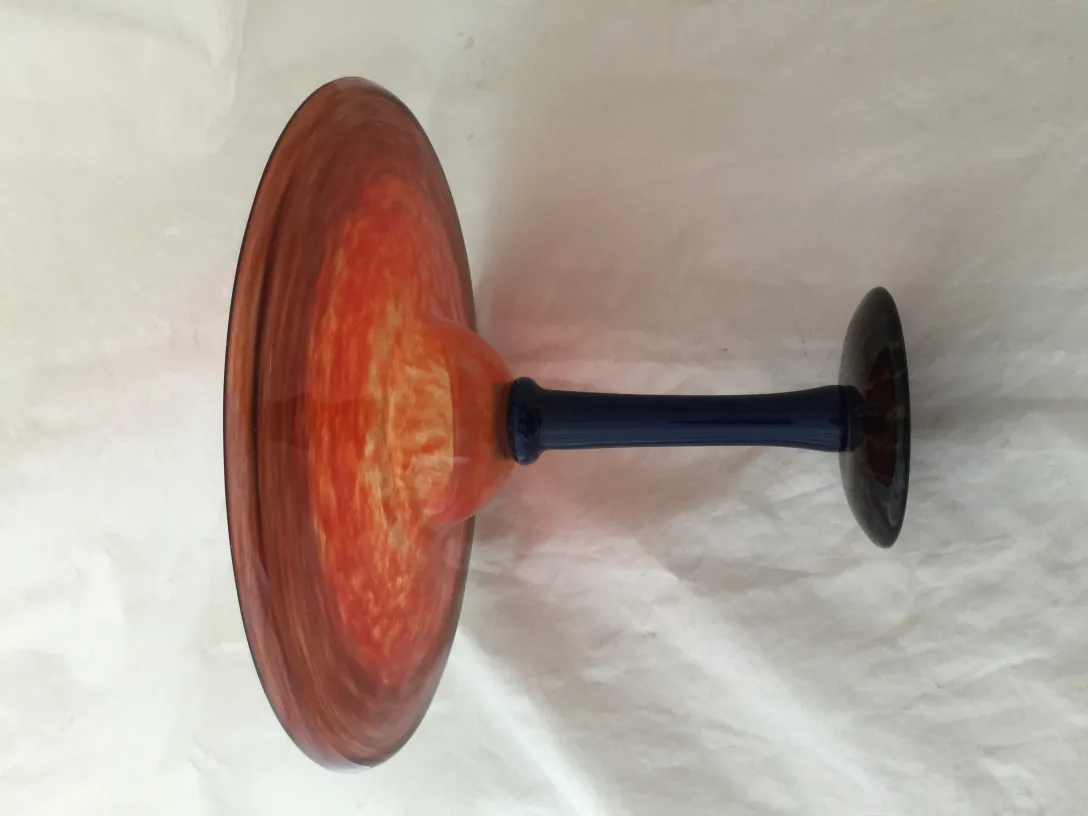 Verre ancien signé Schneider, avec couleurs vives et détails polis.