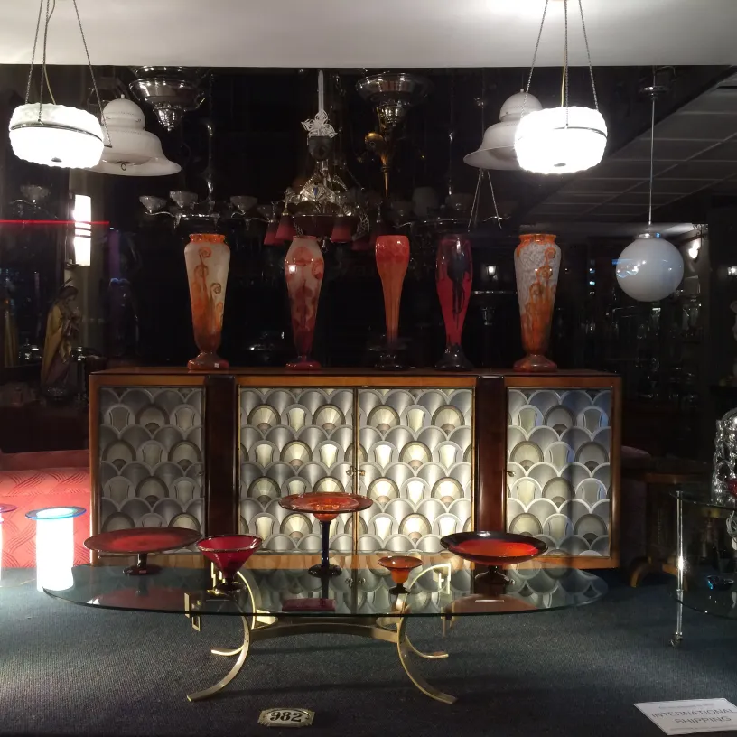 Verre signé par Schneider, style français, dans un environnement décoratif avec des vases et des tables.