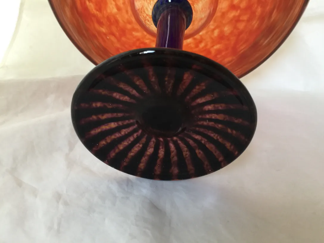 Antikes Glas mit Unterschrift, dunkler Sockel, elegantes Design. Ansprechende Umgebung.