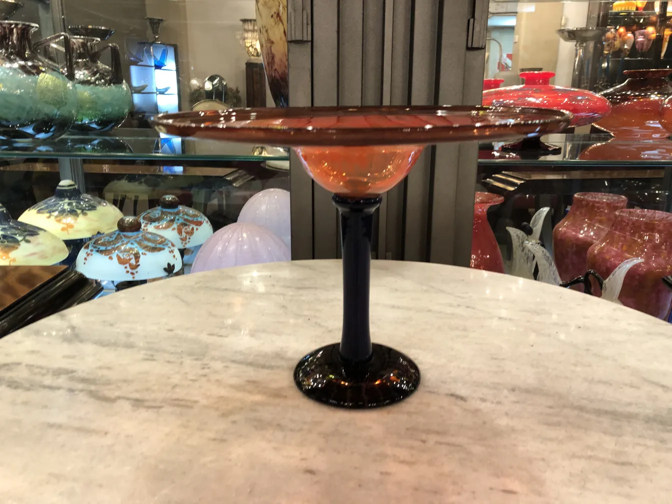 Atemberaubendes signiertes Glas von Schneider im französischen Stil mit dunklem Sockel.