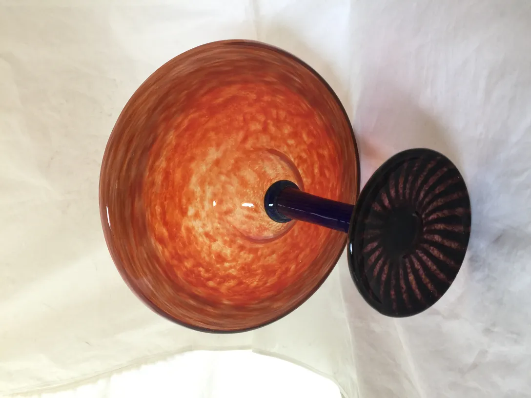 Antikes signiertes Glas Schneider, orange mit schwarzem Fuß.