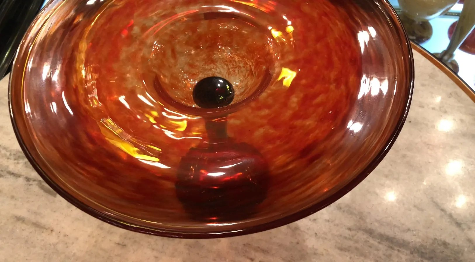 Verre avec la signature de Schneider dans des teintes orange, fond attrayant.