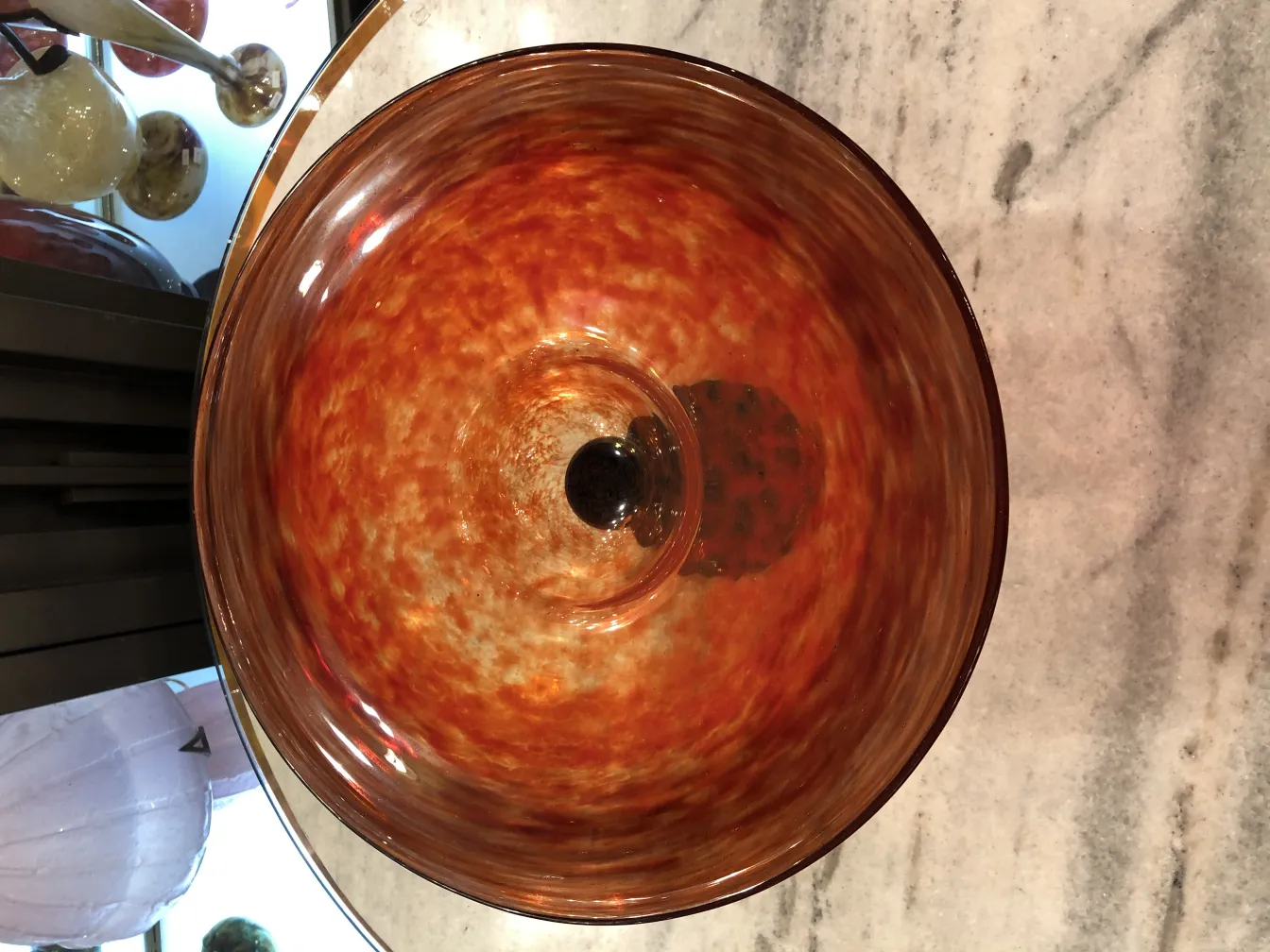 Vidro antigo com assinatura de Schneider, cores quentes em fundo claro