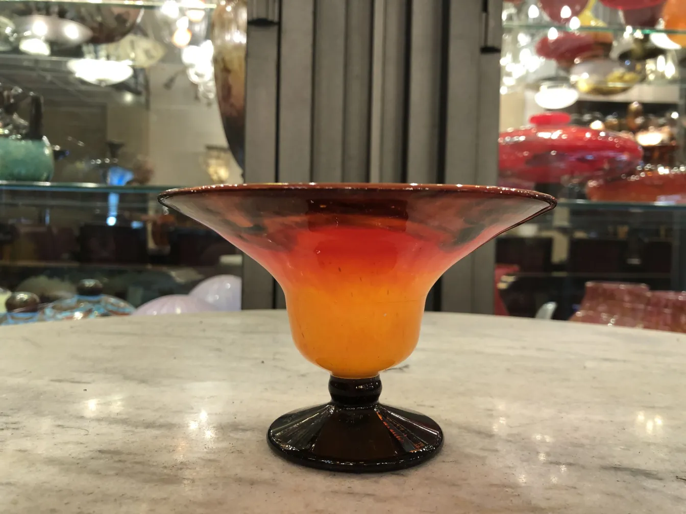 signiertes glas von schneider mit orange und schwarzen tönen