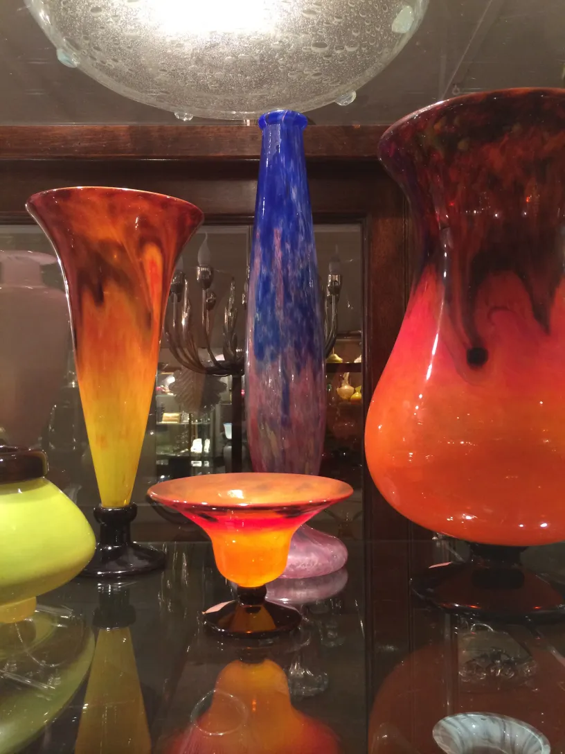 Vetro firmato Schneider in esposizione, vari colori, antiquato.