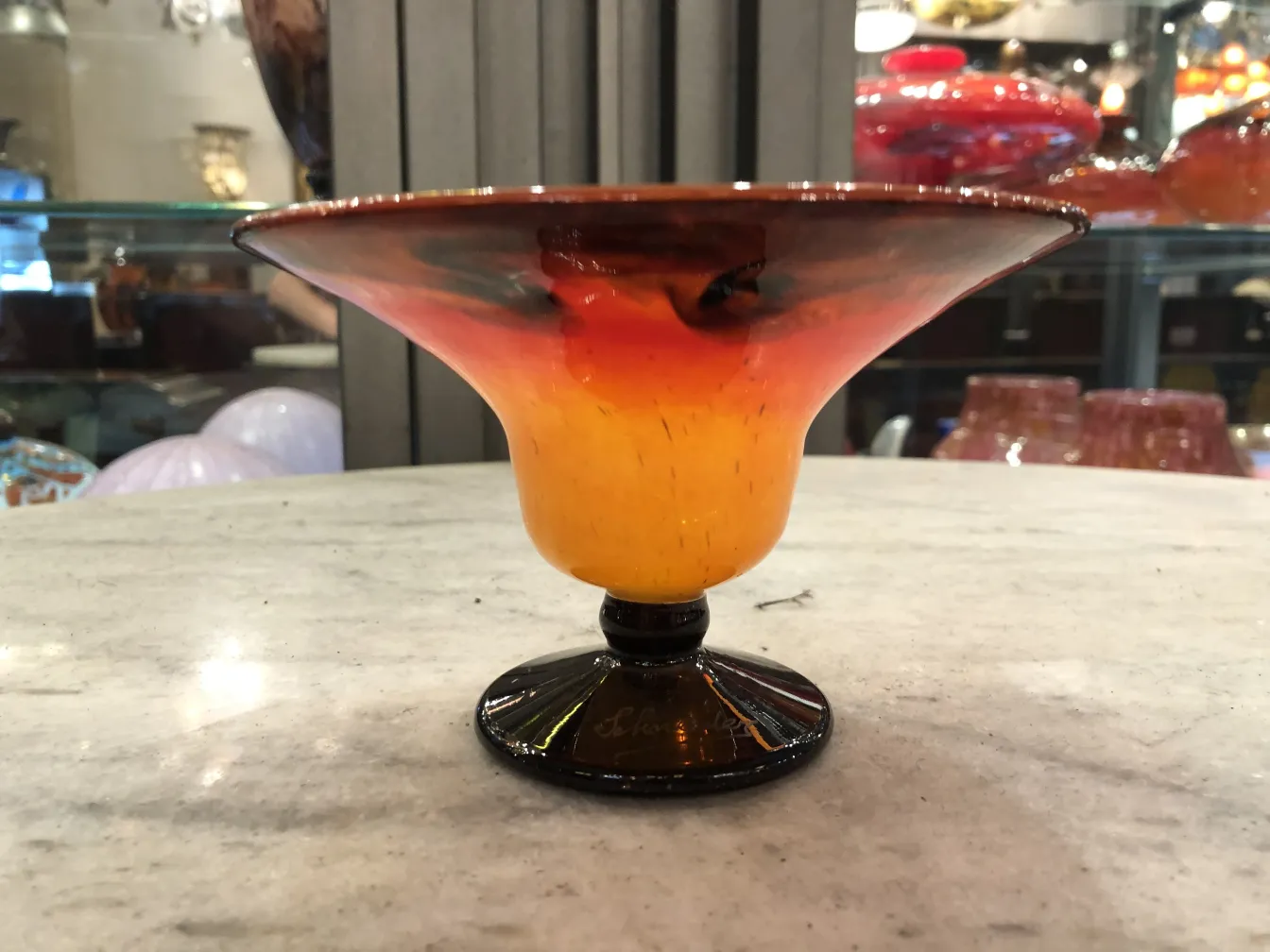 Vase antique en verre signé avec des teintes orange et noir