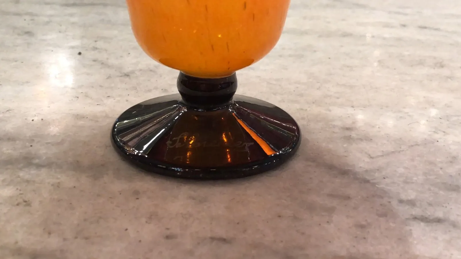 antiguo vaso de vidrio firmado con un diseño atractivo y pie