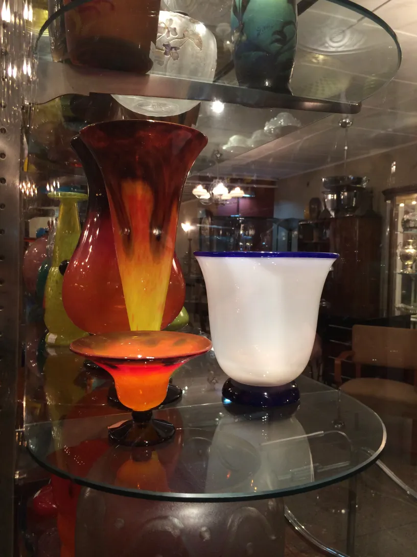 verre signé aux couleurs vives, ambiance antique