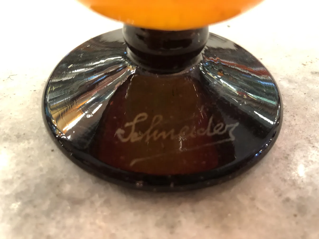 Vidrio antiguo con firma de Schneider, color vibrante, base negra