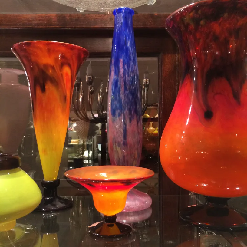 Conjunto de antiguidades de vidro assinado em cores vibrantes.