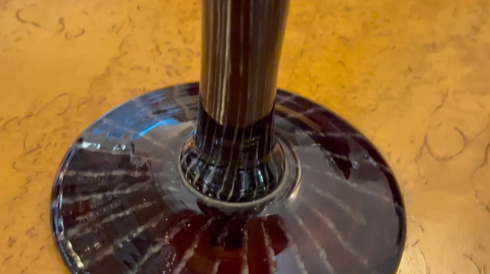 Signiertes Glas Schneider mit elegantem Design auf einem Tisch